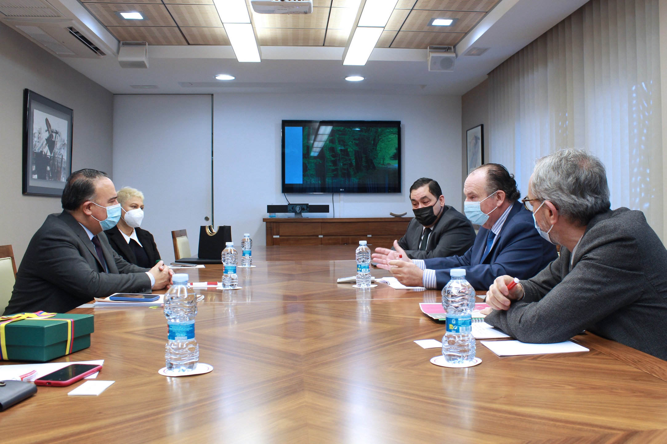Fotonoticia: l’ambaixador de Colòmbia a Espanya es reuneix amb un grup d’empresaris en Cambra València