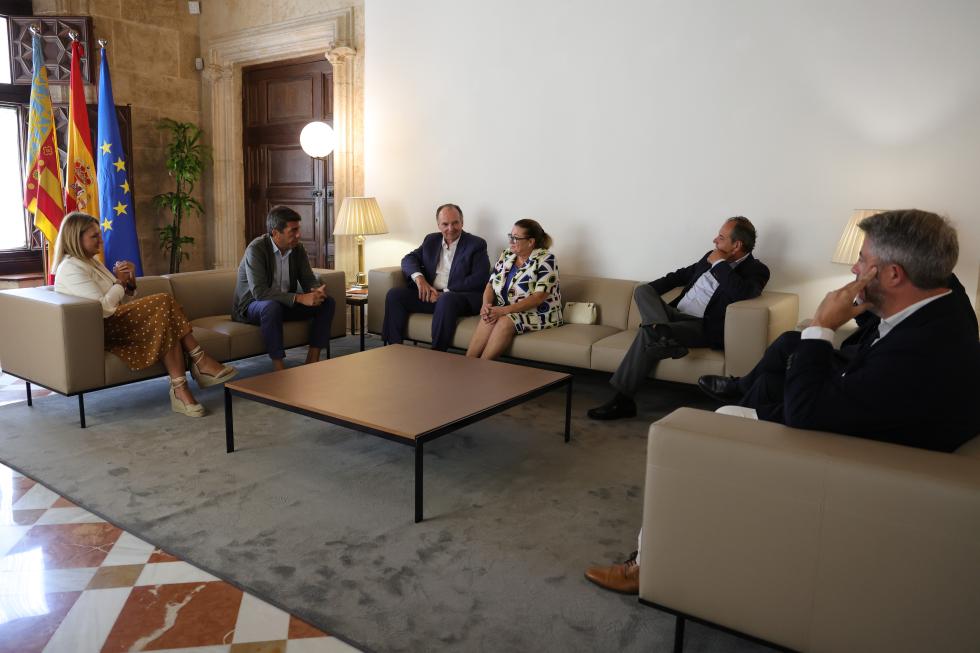 Carlos Mazón se reúne con los presidentes de las Cámaras de Comercio de la Comunitat Valenciana para seguir impulsando la competitividad de las pymes