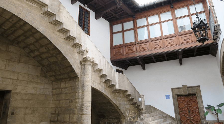 MUSEO Y CÓCTEL EN EL PALACIO DE MALFERIT