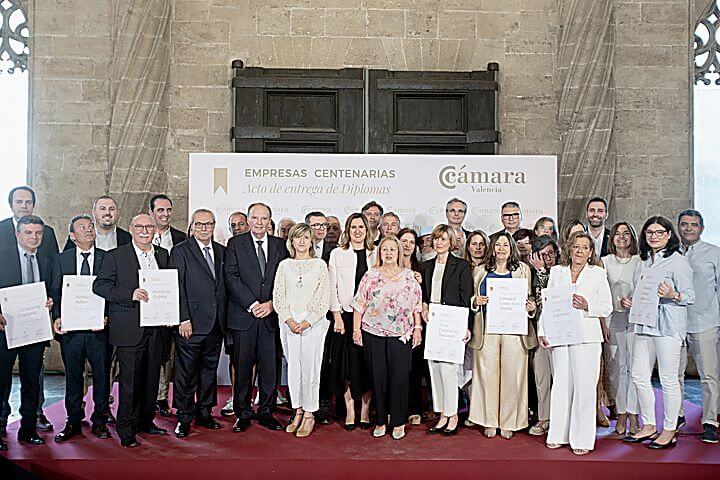 Cambra València reconeix en la Llotja la trajectòria centenària de 26 empreses